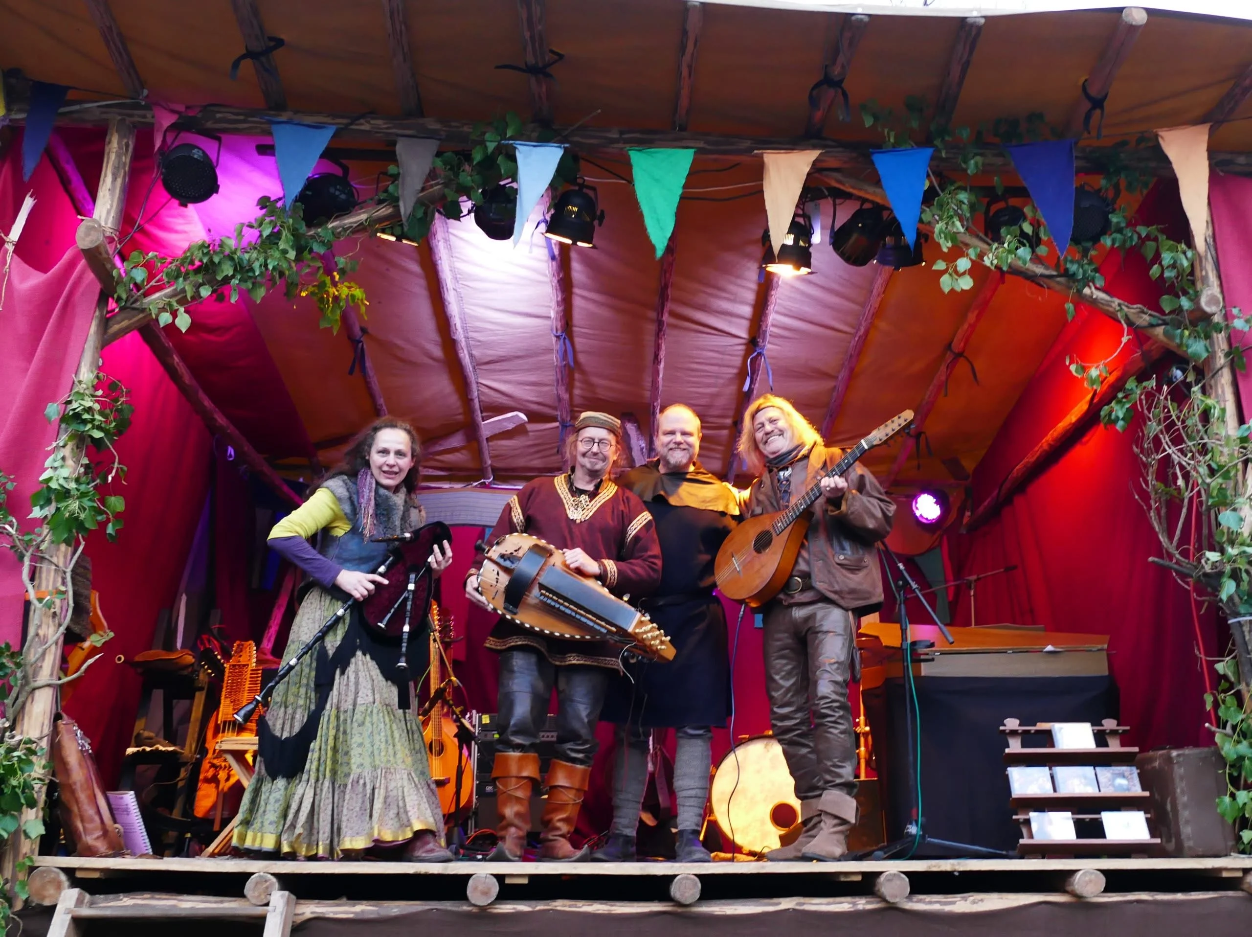 New website of Mittelaltermarkt Pforzheim - with Poeta Magica in the cover image!
Poeta Magica will play there from 15 -